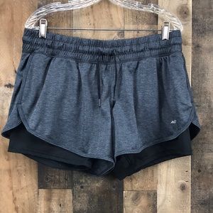 Avía Gray Shorts Size XL